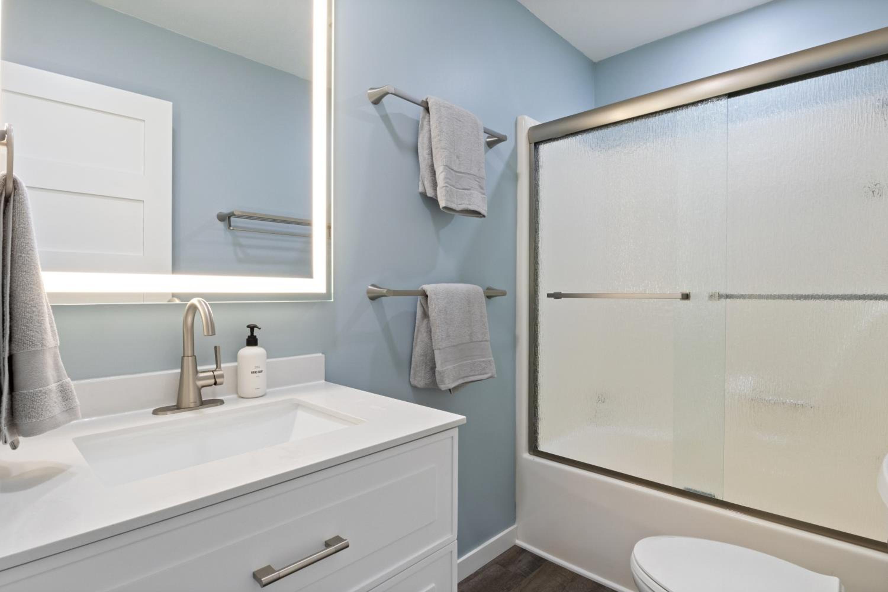 Our Cove Retreat - Perfect for Wave-Free Swimming, Tanning & Prime Location Fun!