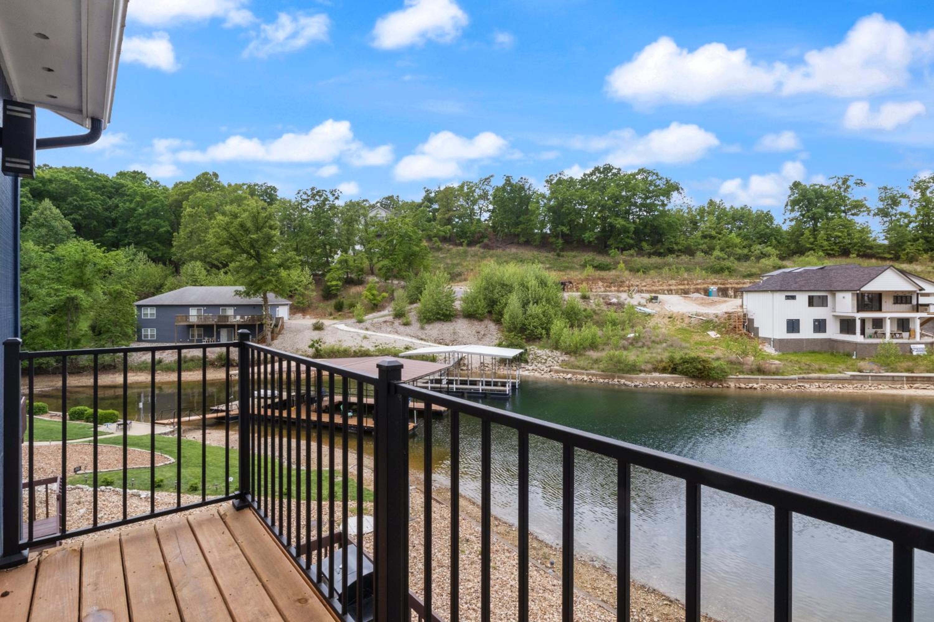 Our Cove Retreat - Perfect for Wave-Free Swimming, Tanning & Prime Location Fun!