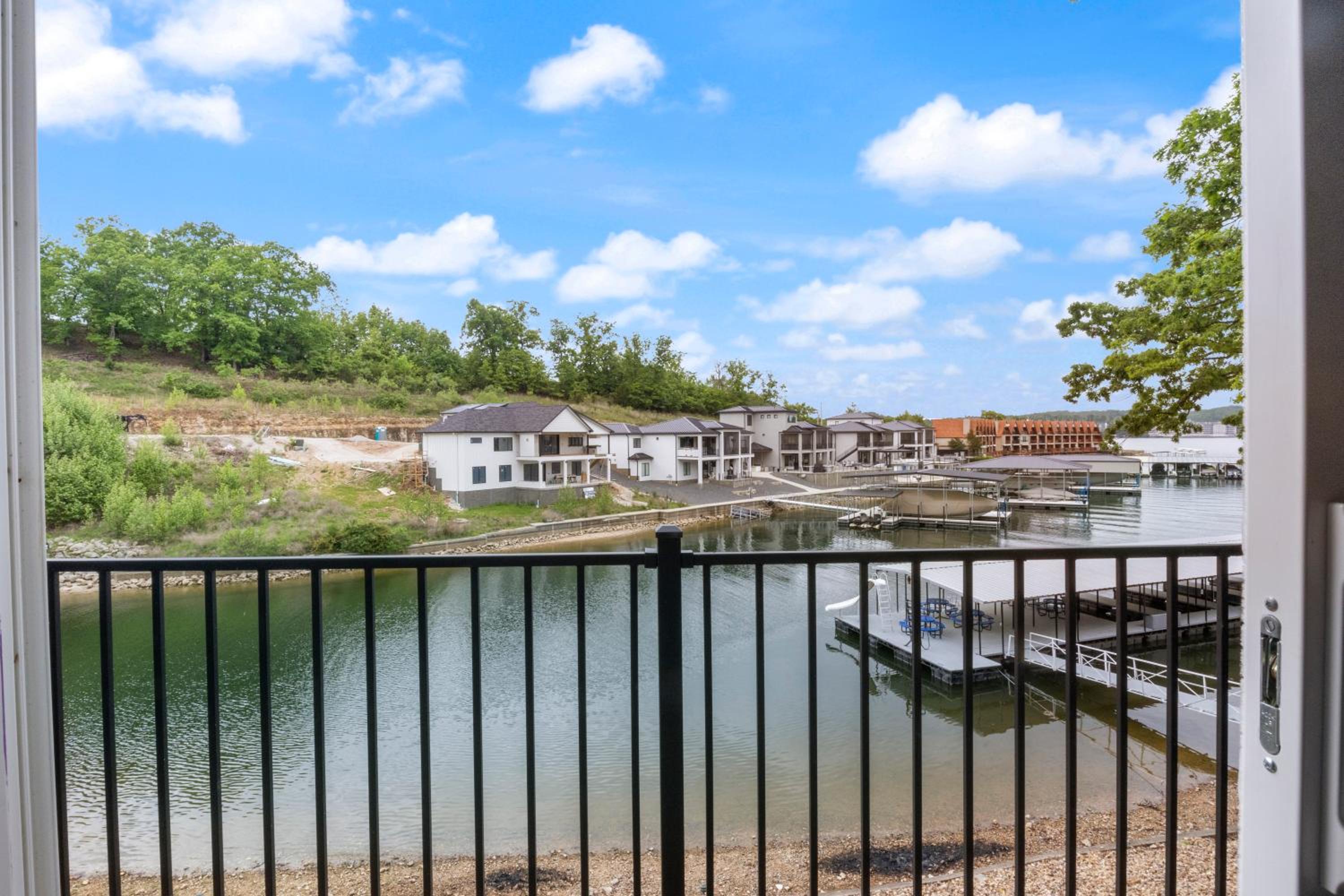 Our Cove Retreat - Perfect for Wave-Free Swimming, Tanning & Prime Location Fun!