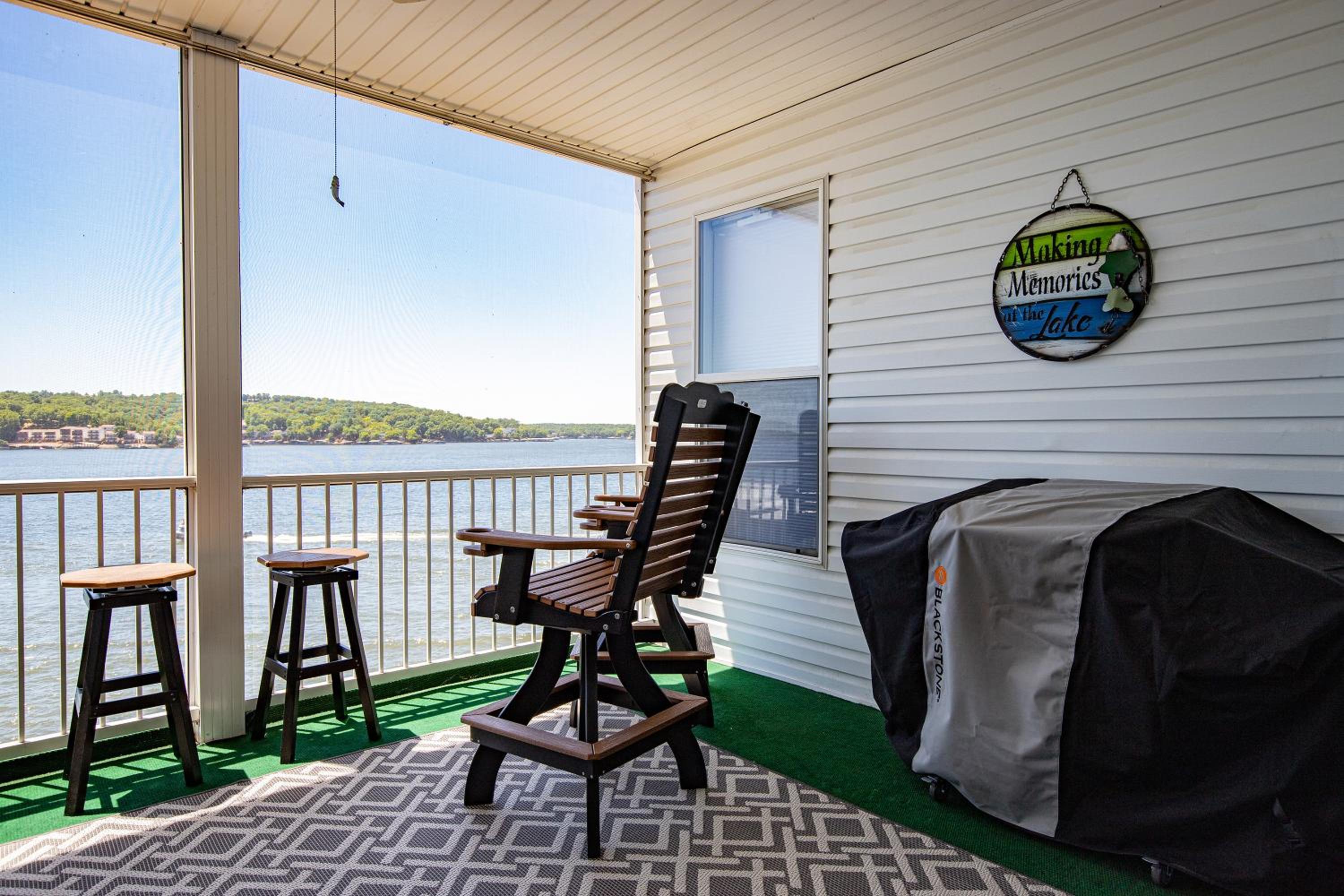 Island Life! Amazing Balcony-Views-Pool and Patio