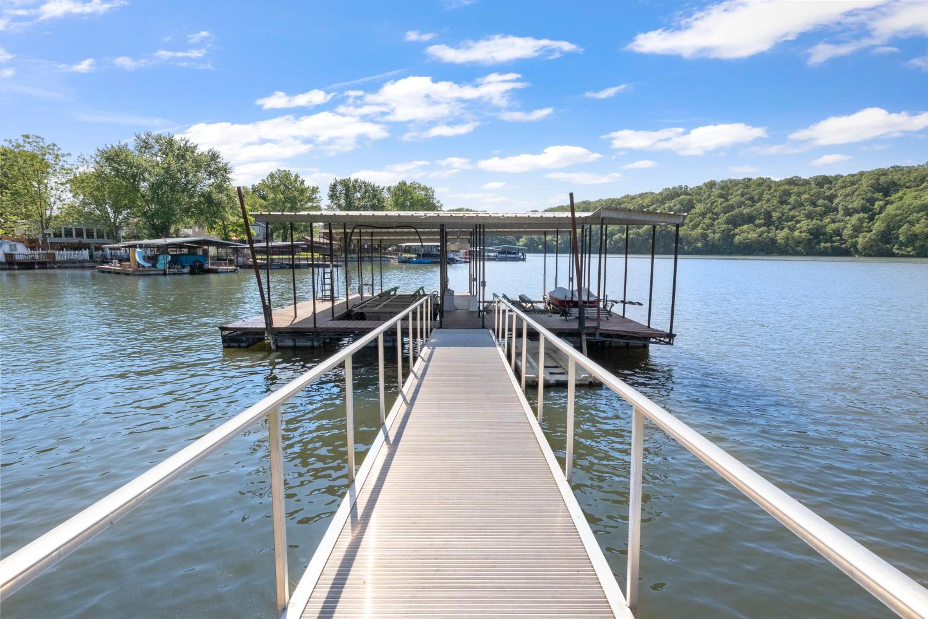 Huge Lakefront Yard, Private Dock - Amazing Views!