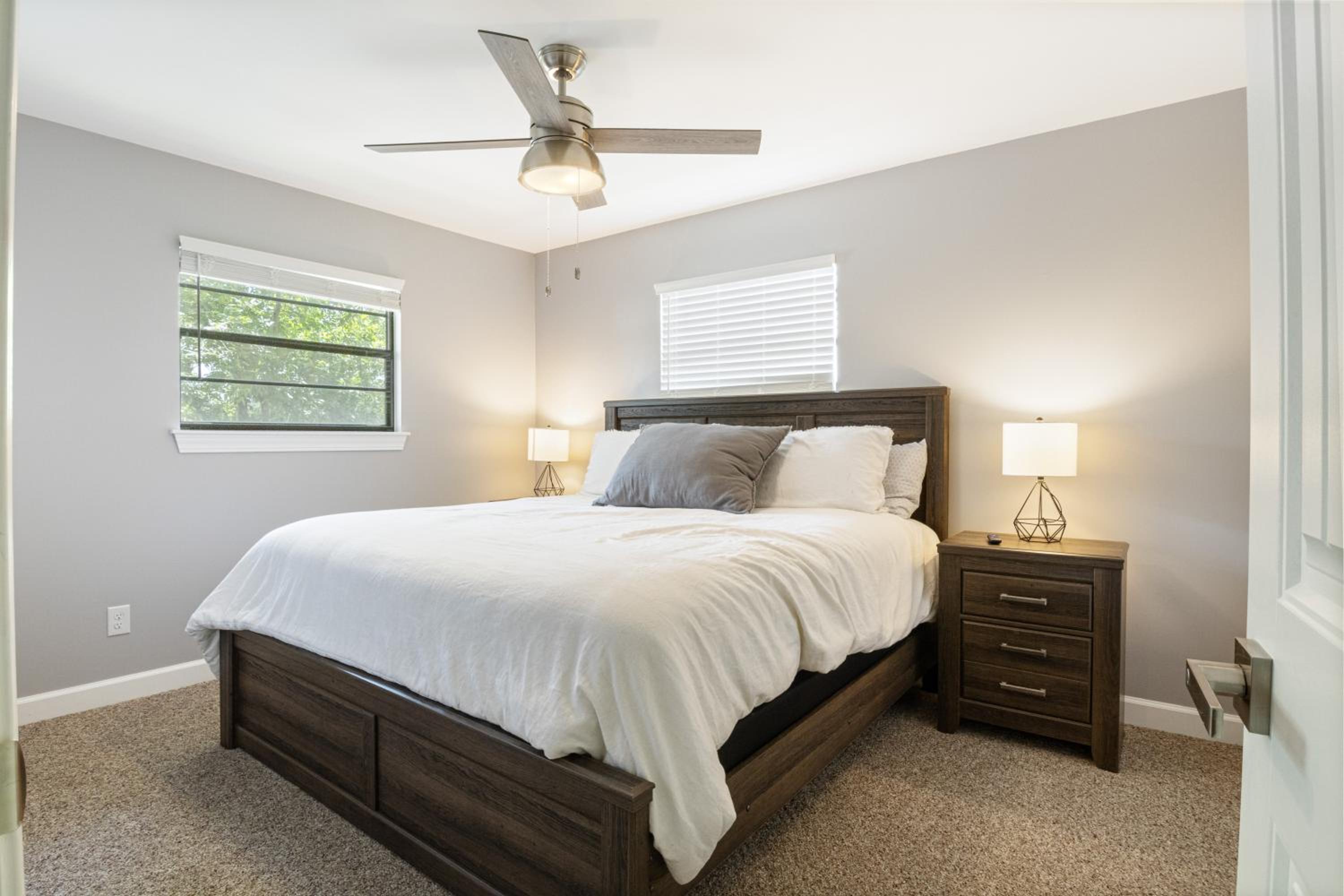Spacious, Central Location, Fire Pit, Boat Slip