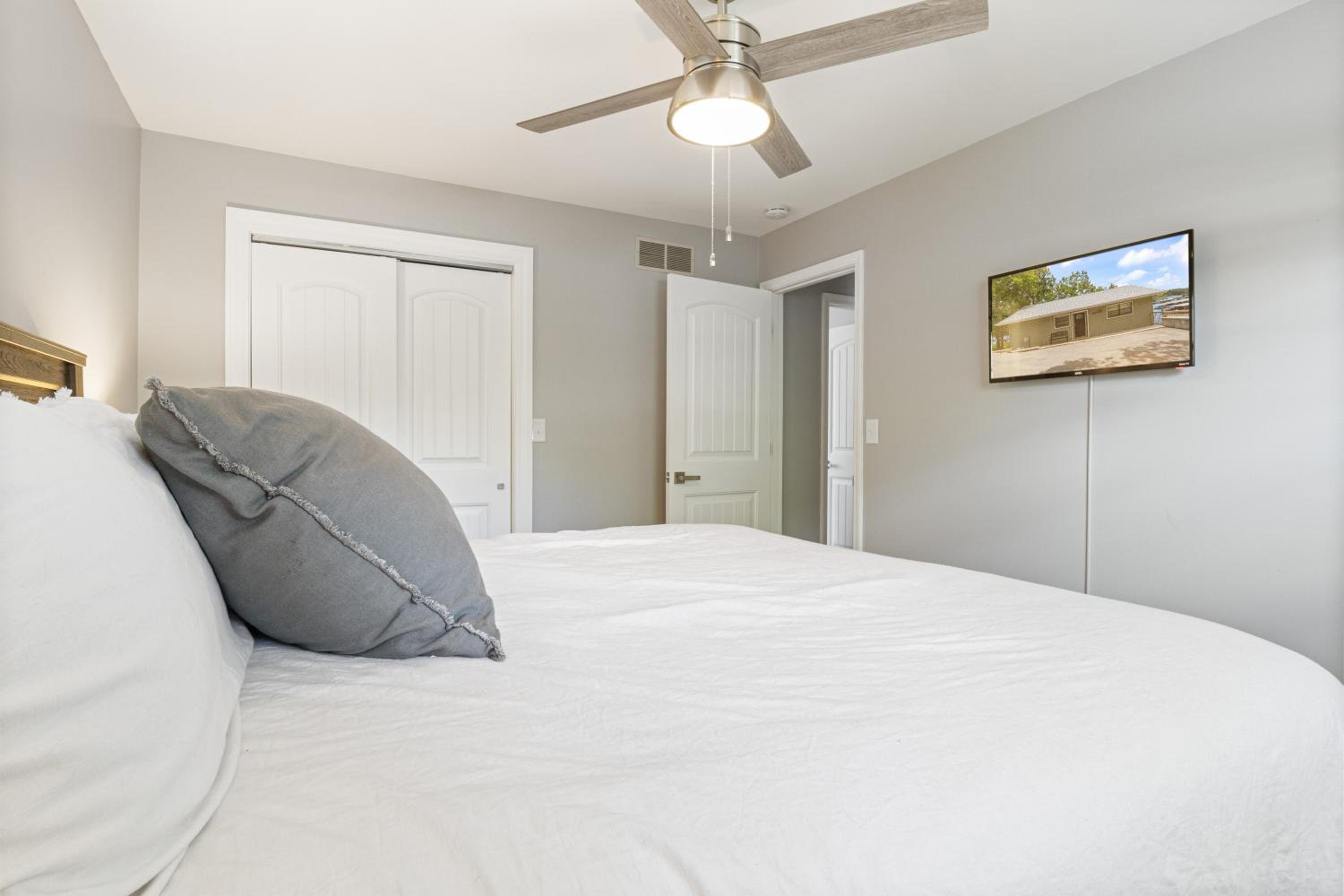 Spacious, Central Location, Fire Pit, Boat Slip