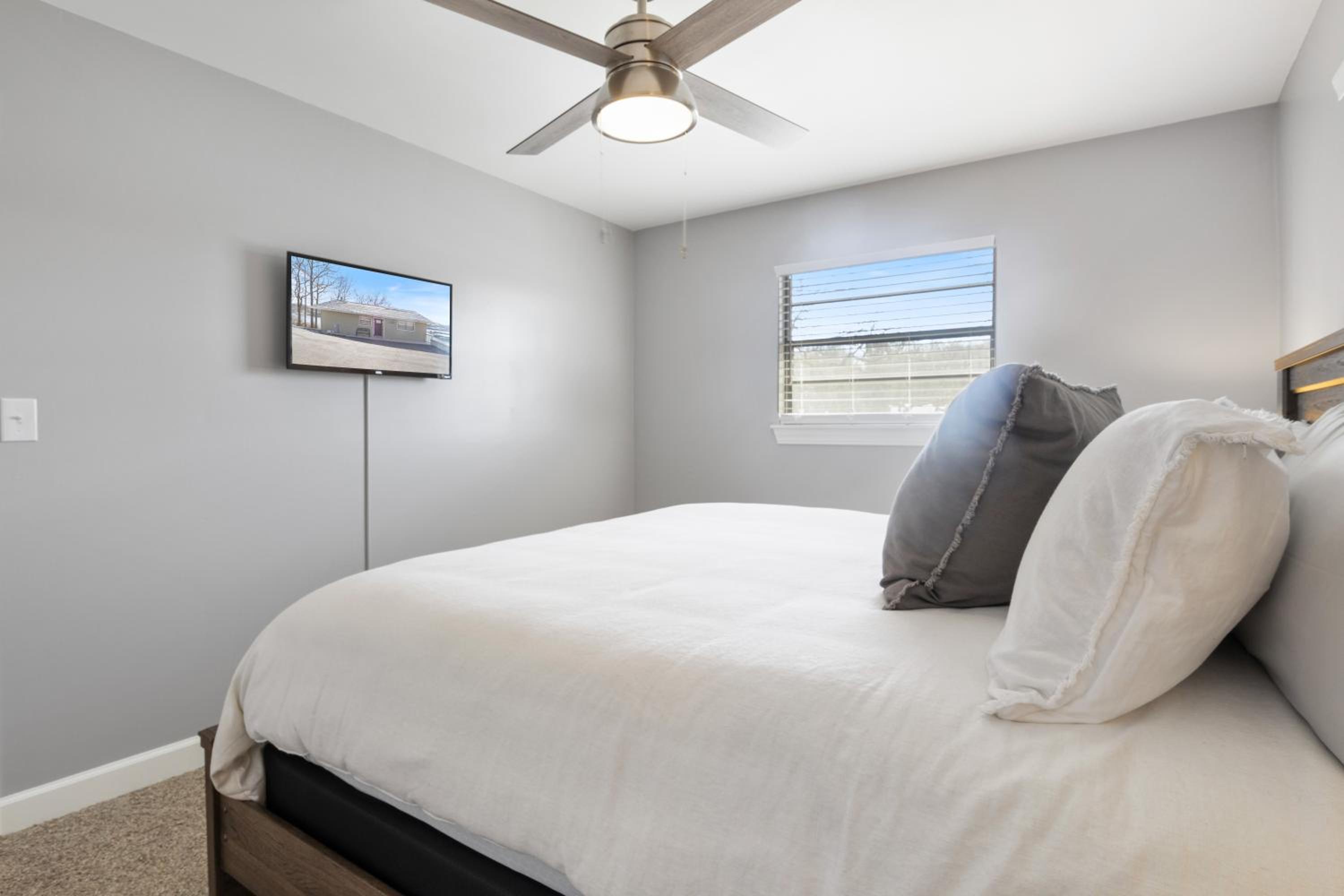 Spacious, Central Location, Fire Pit, Boat Slip