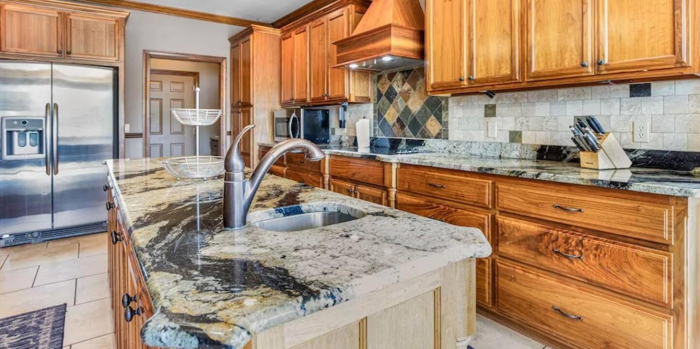 Porto Cima w/ Game Room, Dock, Boat Slip, Kayaks, Lakeside Fireplace & Hot Tub