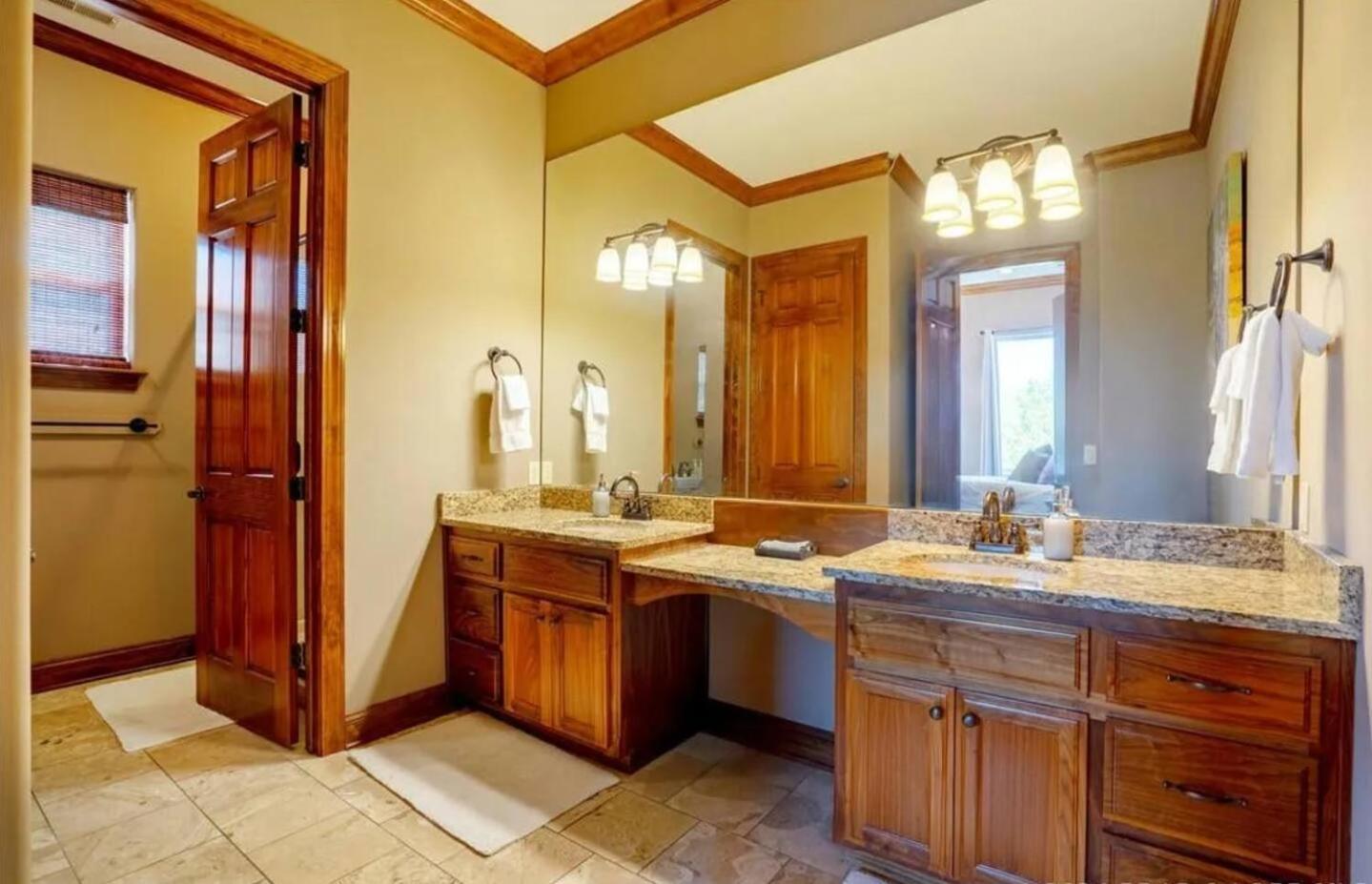 Porto Cima w/ Game Room, Dock, Boat Slip, Kayaks, Lakeside Fireplace & Hot Tub