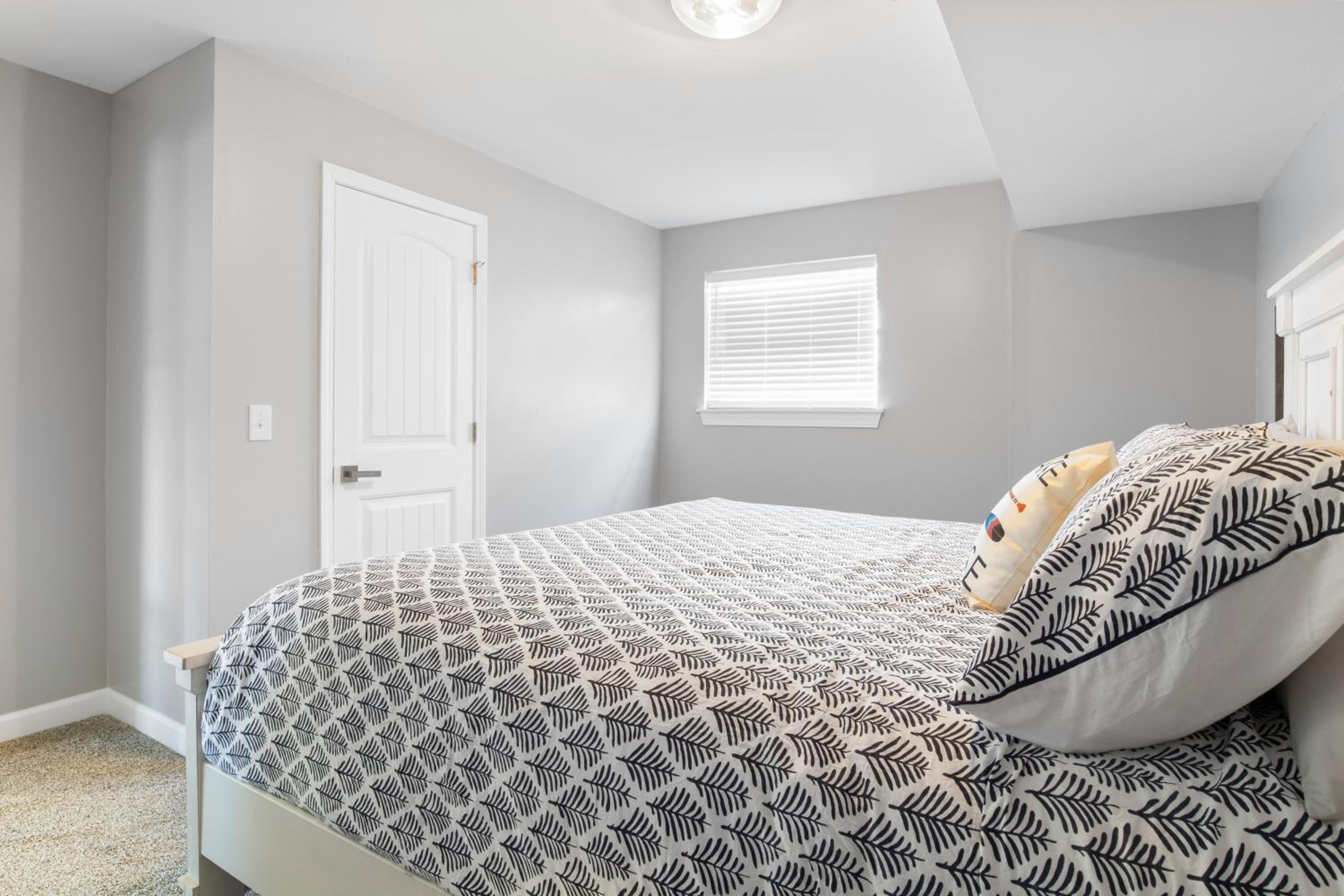 Spacious, Central Location, Fire Pit, Boat Slip
