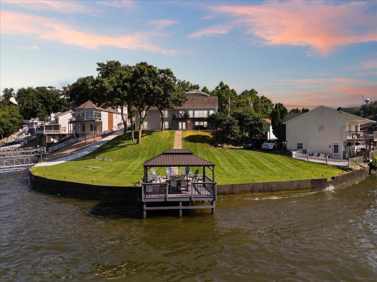 Lakefront Home with Game Room, Firepits & Gazebo at 3MM