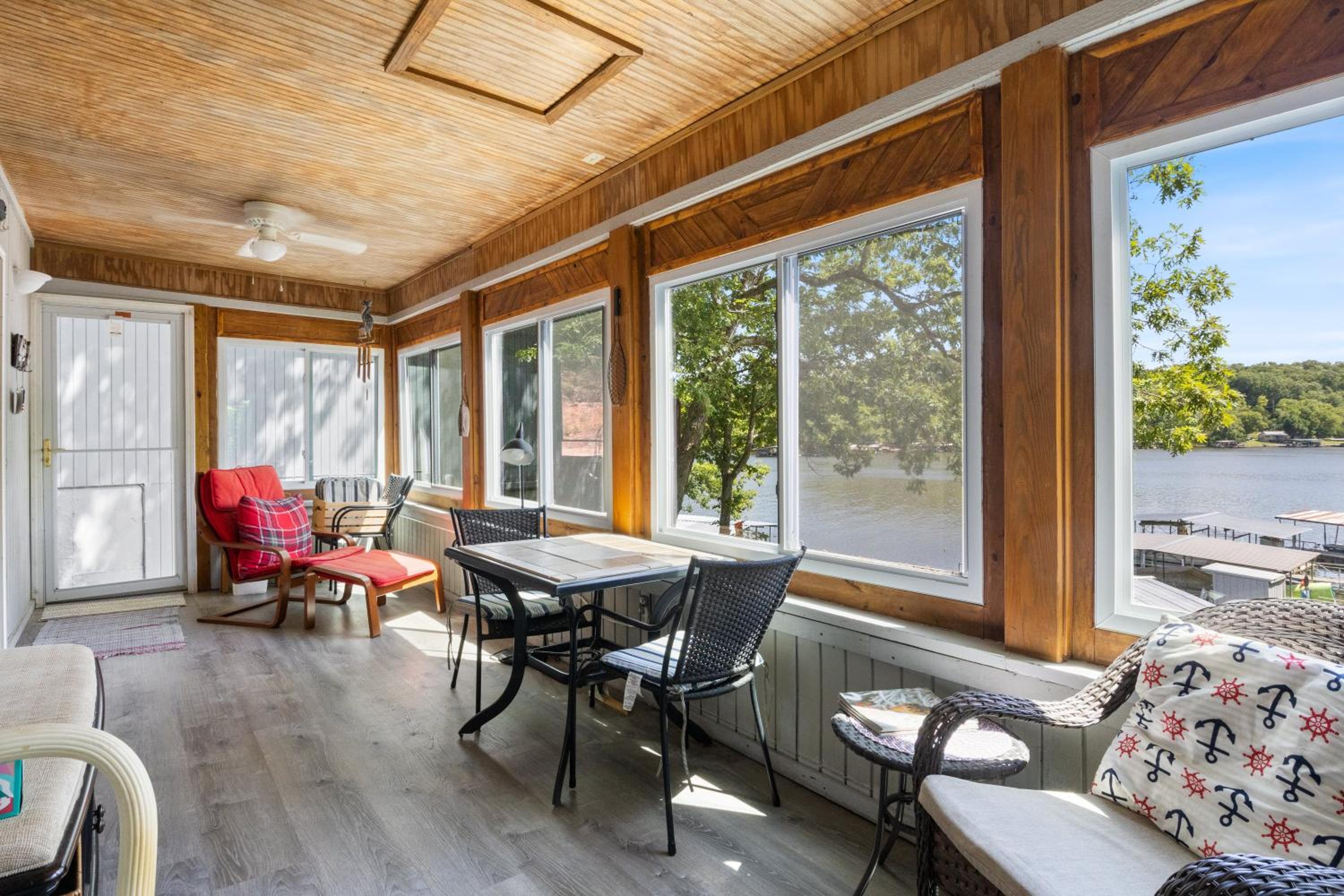 Wonderful Remote Lake Cabin! Fish from Deck & Dock
