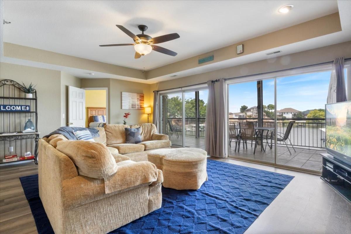 Lakefront 1st-Floor Condo, Screened Patio, Pools & Courts