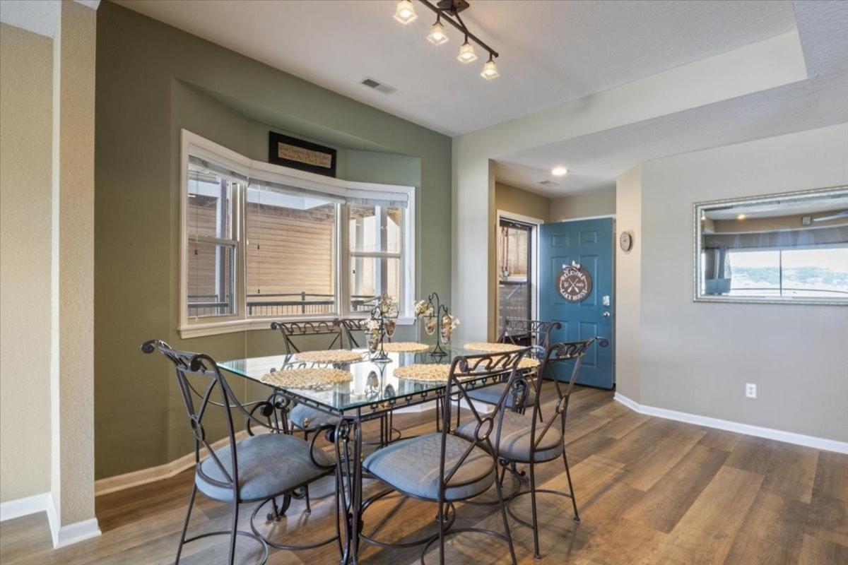 Lakefront 1st-Floor Condo, Screened Patio, Pools & Courts