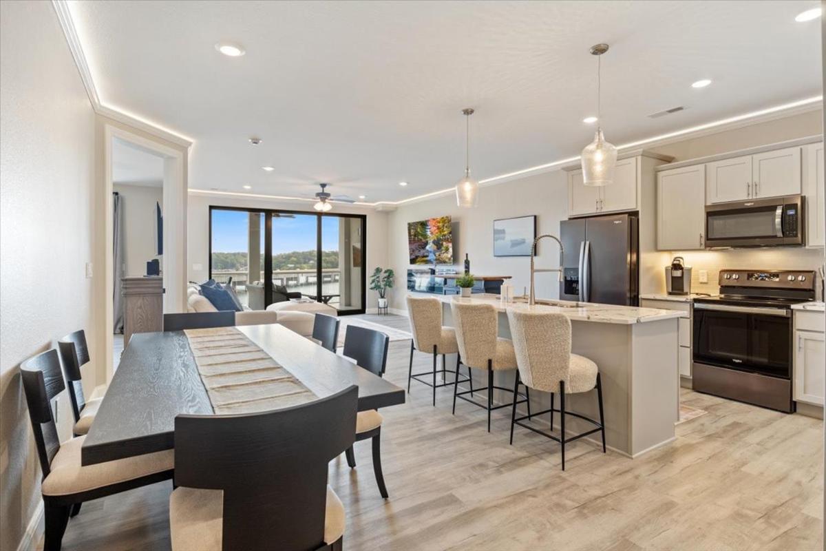 Lakefront Topsider Condo w/ Boat Slip, 2 Pools & Large Deck