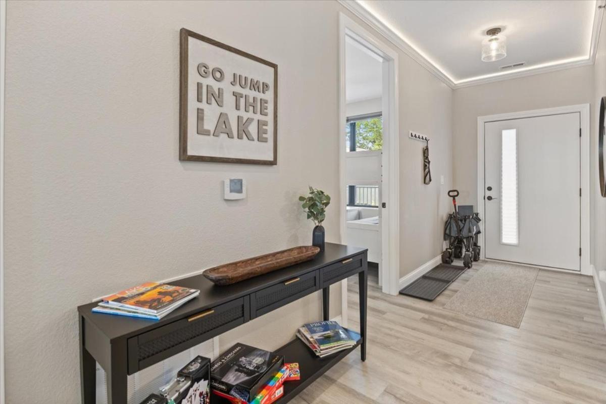 Lakefront Topsider Condo w/ Boat Slip, 2 Pools & Large Deck