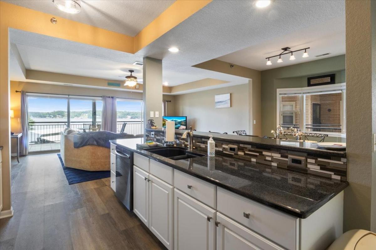 Lakefront 1st-Floor Condo, Screened Patio, Pools & Courts