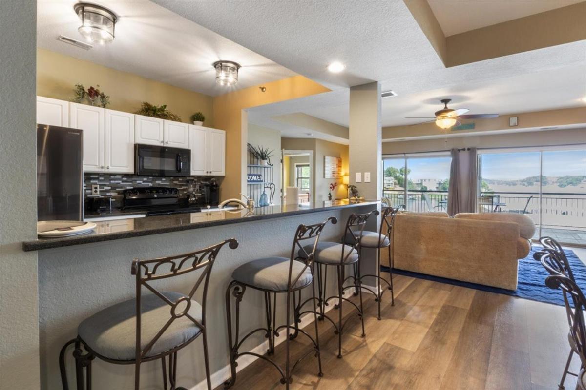Lakefront 1st-Floor Condo, Screened Patio, Pools & Courts