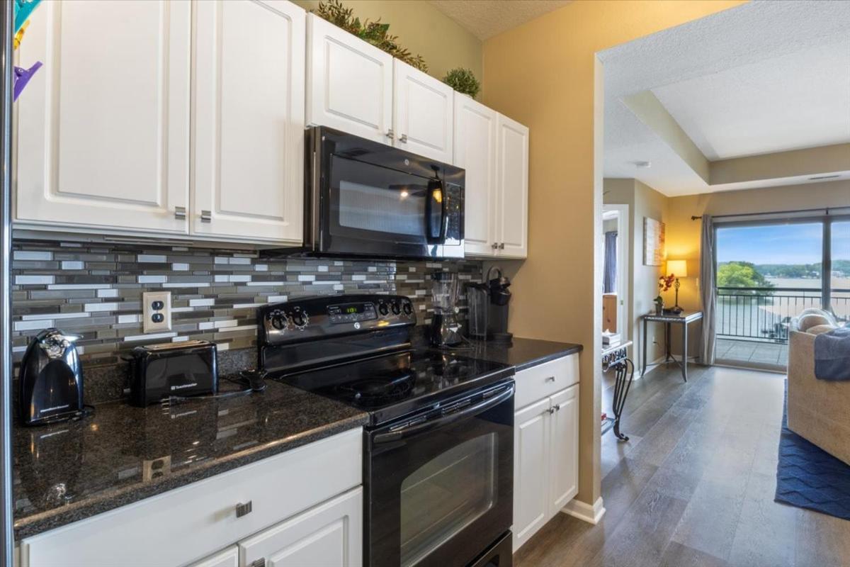 Lakefront 1st-Floor Condo, Screened Patio, Pools & Courts