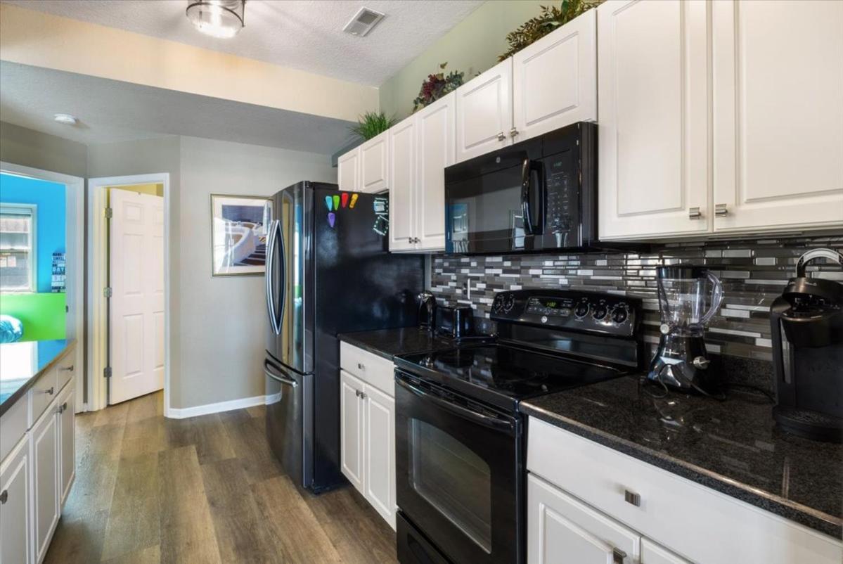 Lakefront 1st-Floor Condo, Screened Patio, Pools & Courts