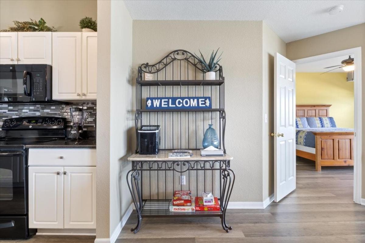Lakefront 1st-Floor Condo, Screened Patio, Pools & Courts