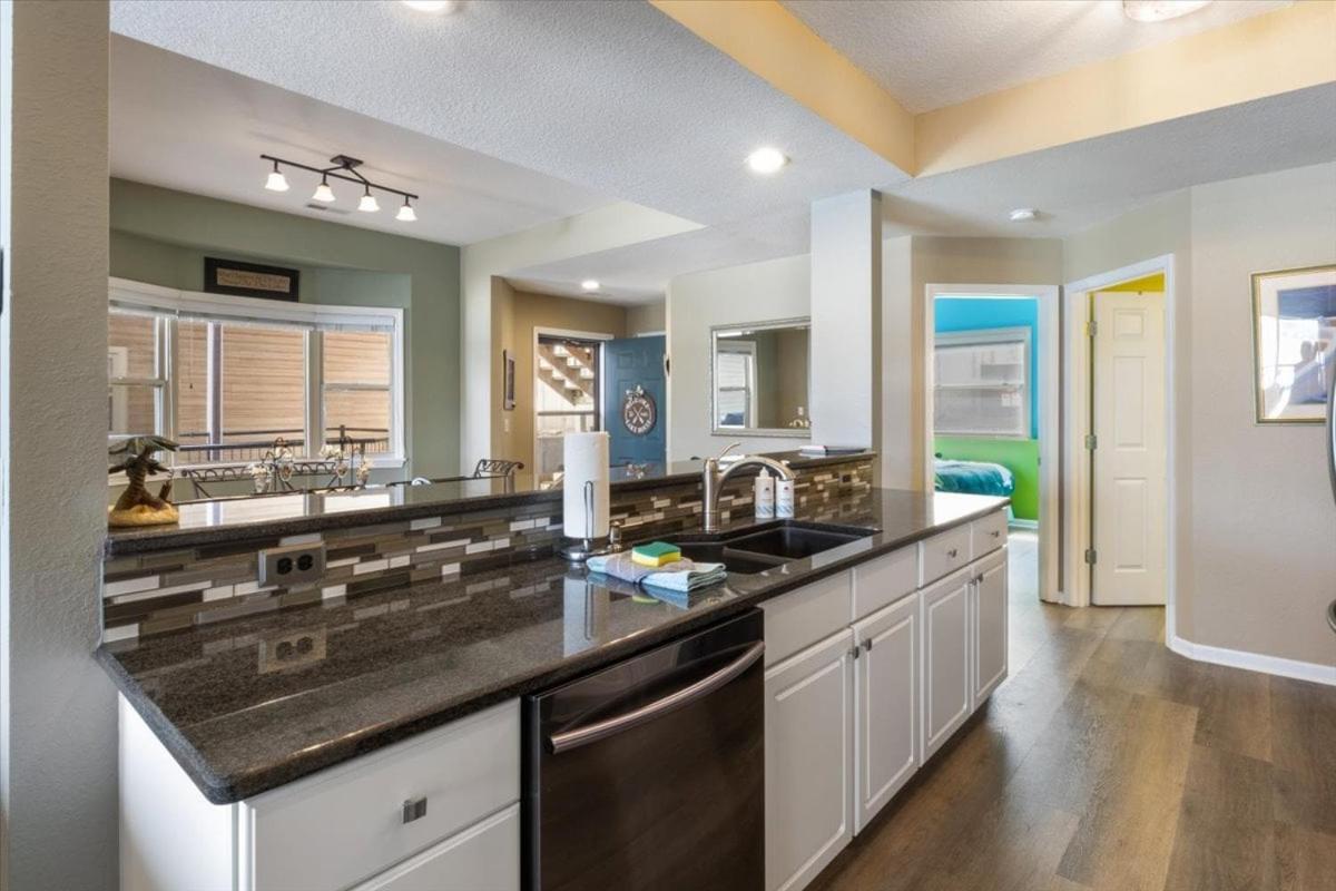 Lakefront 1st-Floor Condo, Screened Patio, Pools & Courts