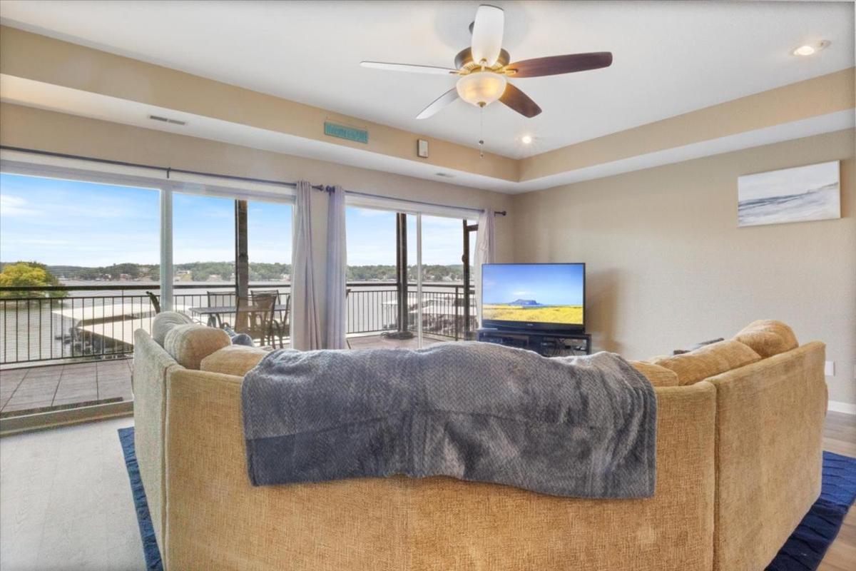 Lakefront 1st-Floor Condo, Screened Patio, Pools & Courts