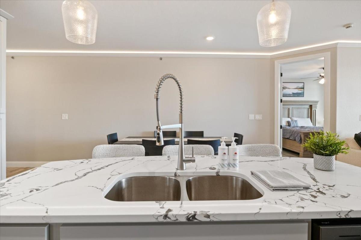 Lakefront Topsider Condo w/ Boat Slip, 2 Pools & Large Deck
