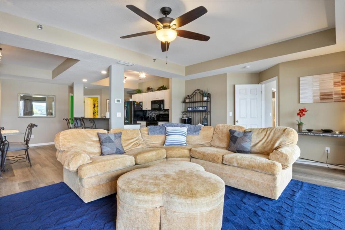 Lakefront 1st-Floor Condo, Screened Patio, Pools & Courts