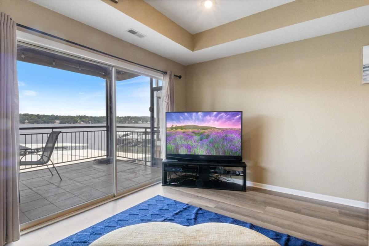 Lakefront 1st-Floor Condo, Screened Patio, Pools & Courts