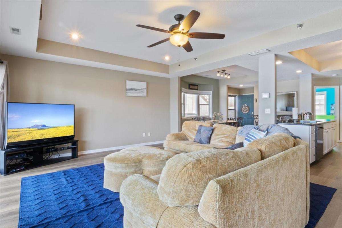 Lakefront 1st-Floor Condo, Screened Patio, Pools & Courts
