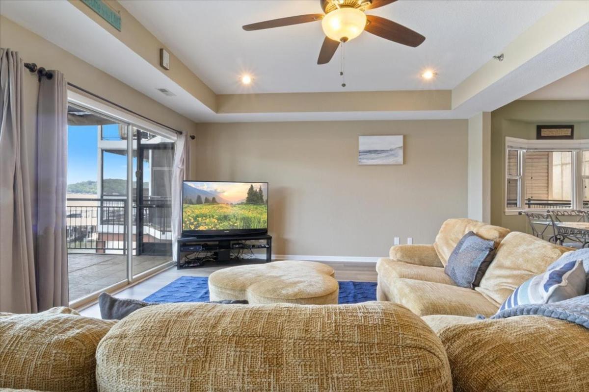 Lakefront 1st-Floor Condo, Screened Patio, Pools & Courts