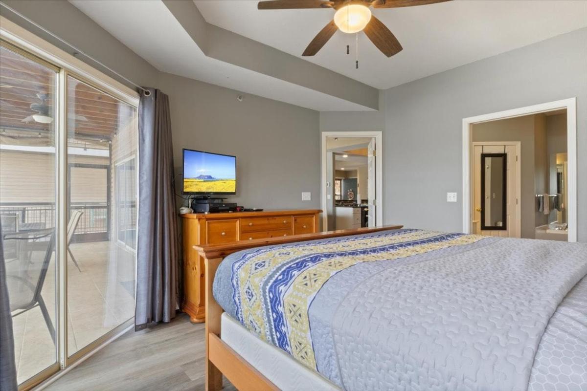 Lakefront 1st-Floor Condo, Screened Patio, Pools & Courts