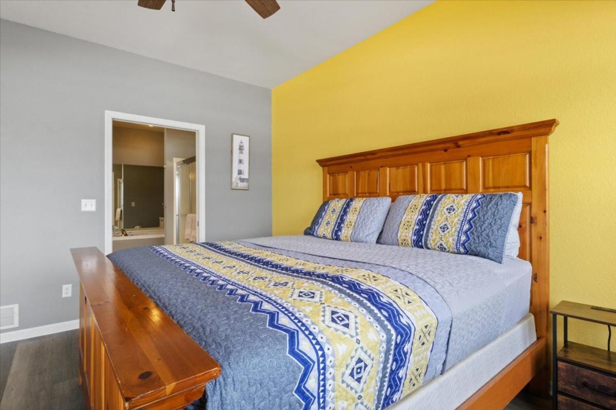 Lakefront 1st-Floor Condo, Screened Patio, Pools & Courts
