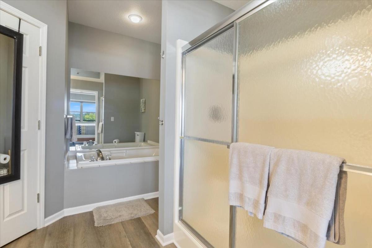 Lakefront 1st-Floor Condo, Screened Patio, Pools & Courts