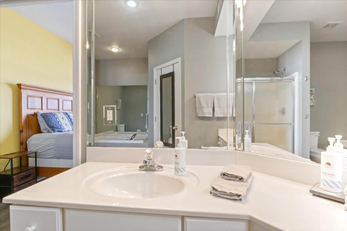 Lakefront 1st-Floor Condo, Screened Patio, Pools & Courts