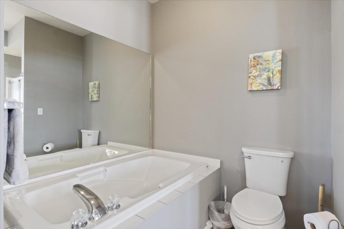 Lakefront 1st-Floor Condo, Screened Patio, Pools & Courts