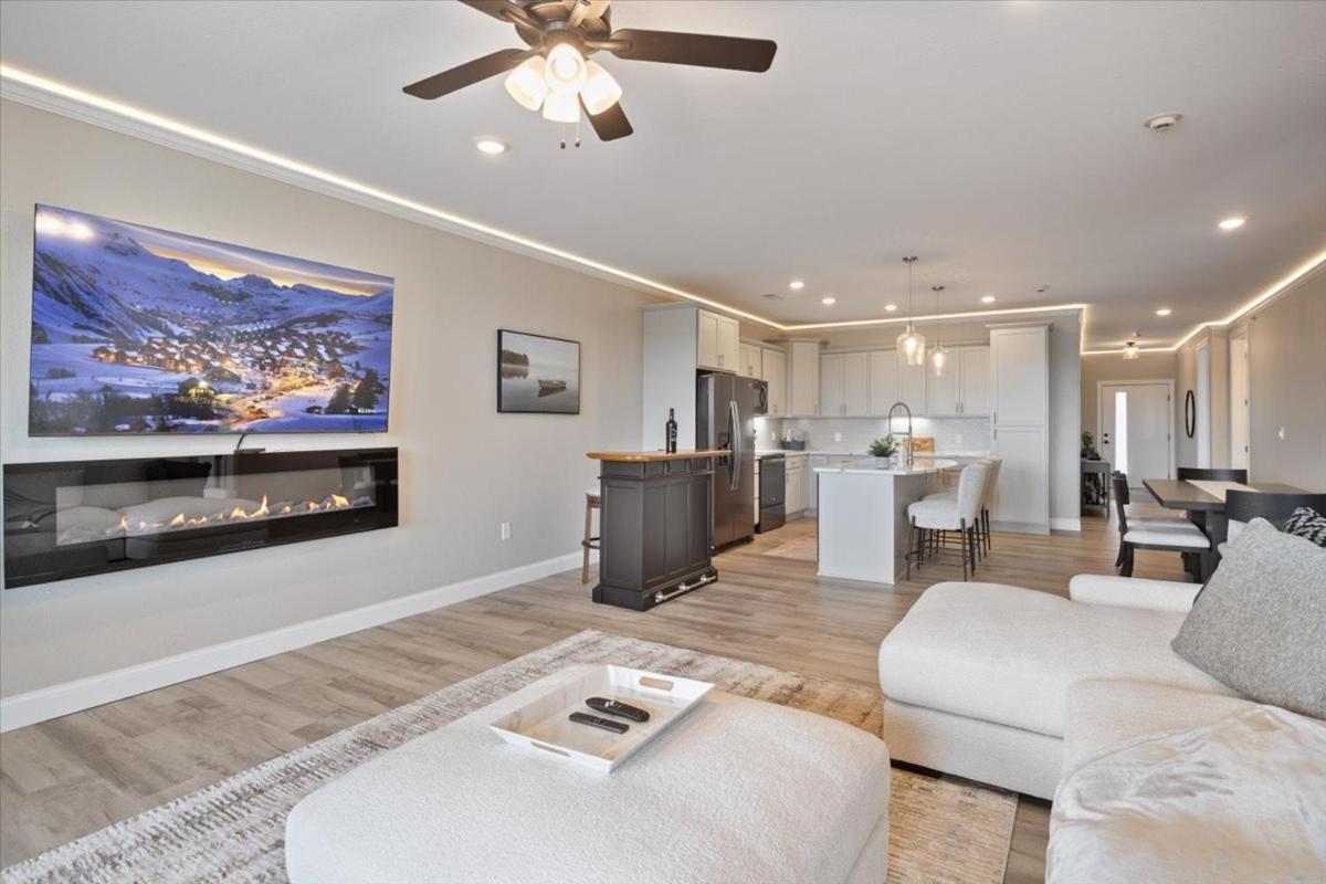 Lakefront Topsider Condo w/ Boat Slip, 2 Pools & Large Deck