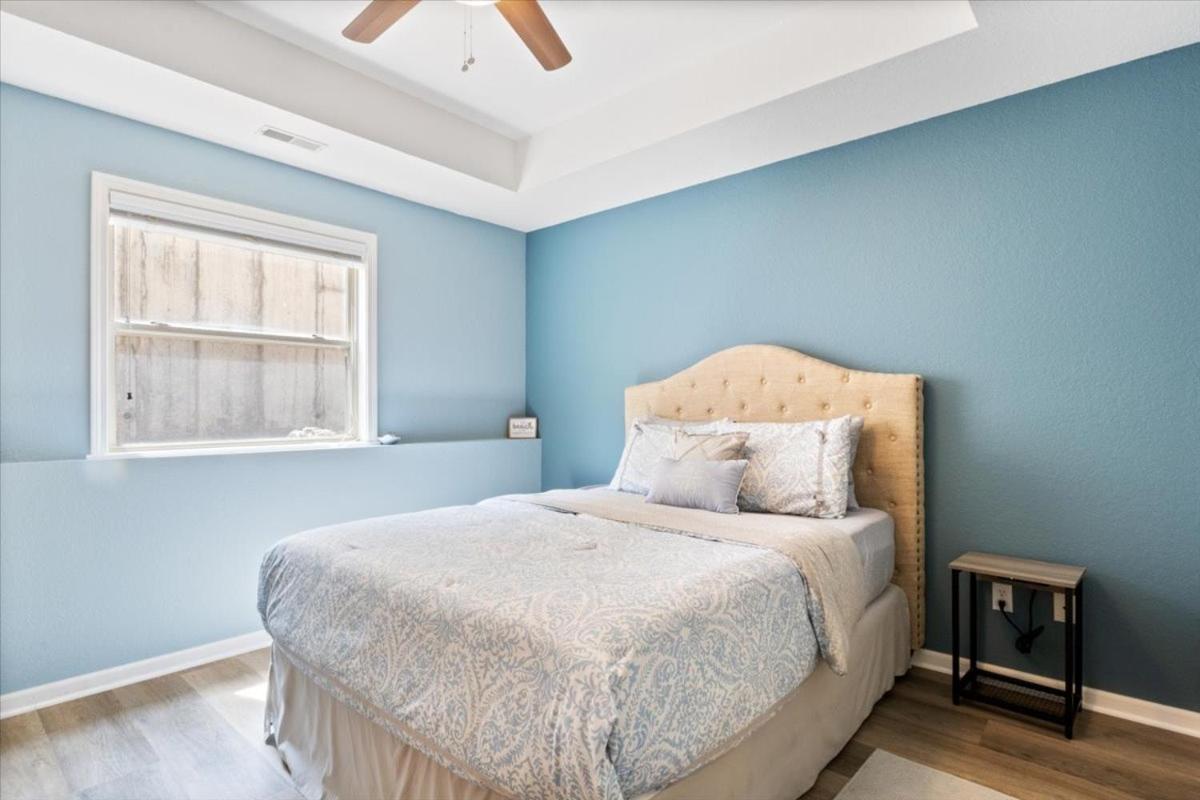 Lakefront 1st-Floor Condo, Screened Patio, Pools & Courts
