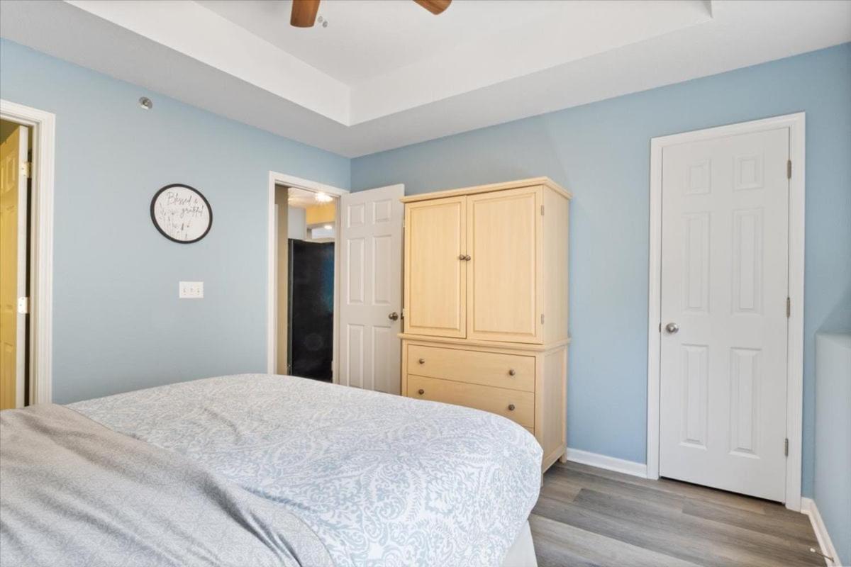 Lakefront 1st-Floor Condo, Screened Patio, Pools & Courts