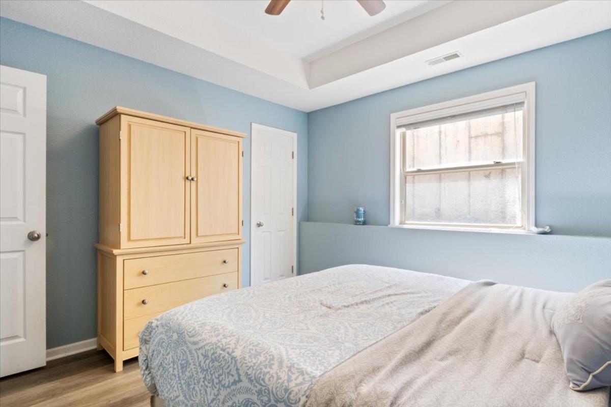 Lakefront 1st-Floor Condo, Screened Patio, Pools & Courts