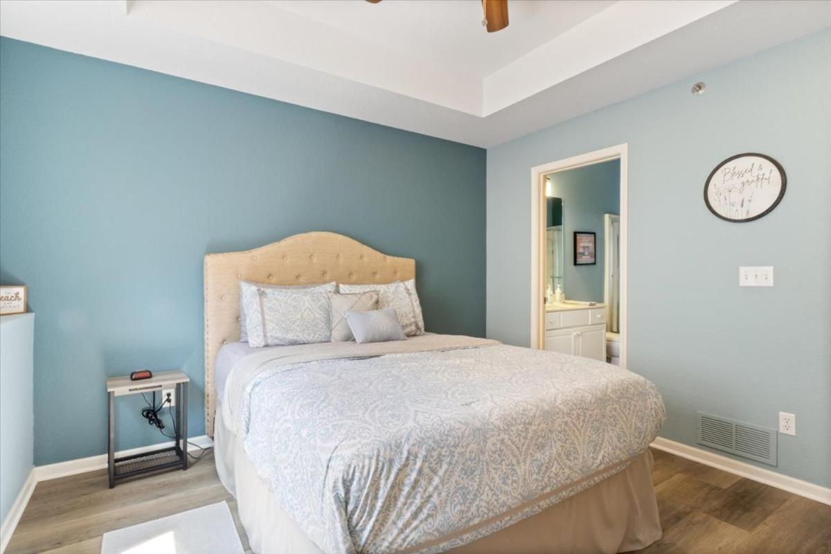 Lakefront 1st-Floor Condo, Screened Patio, Pools & Courts