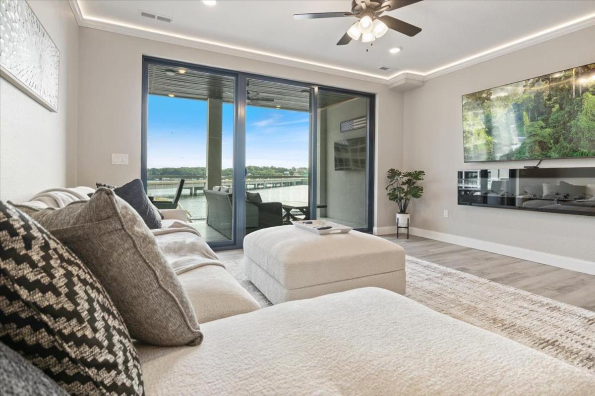 Lakefront Topsider Condo w/ Boat Slip, 2 Pools & Large Deck