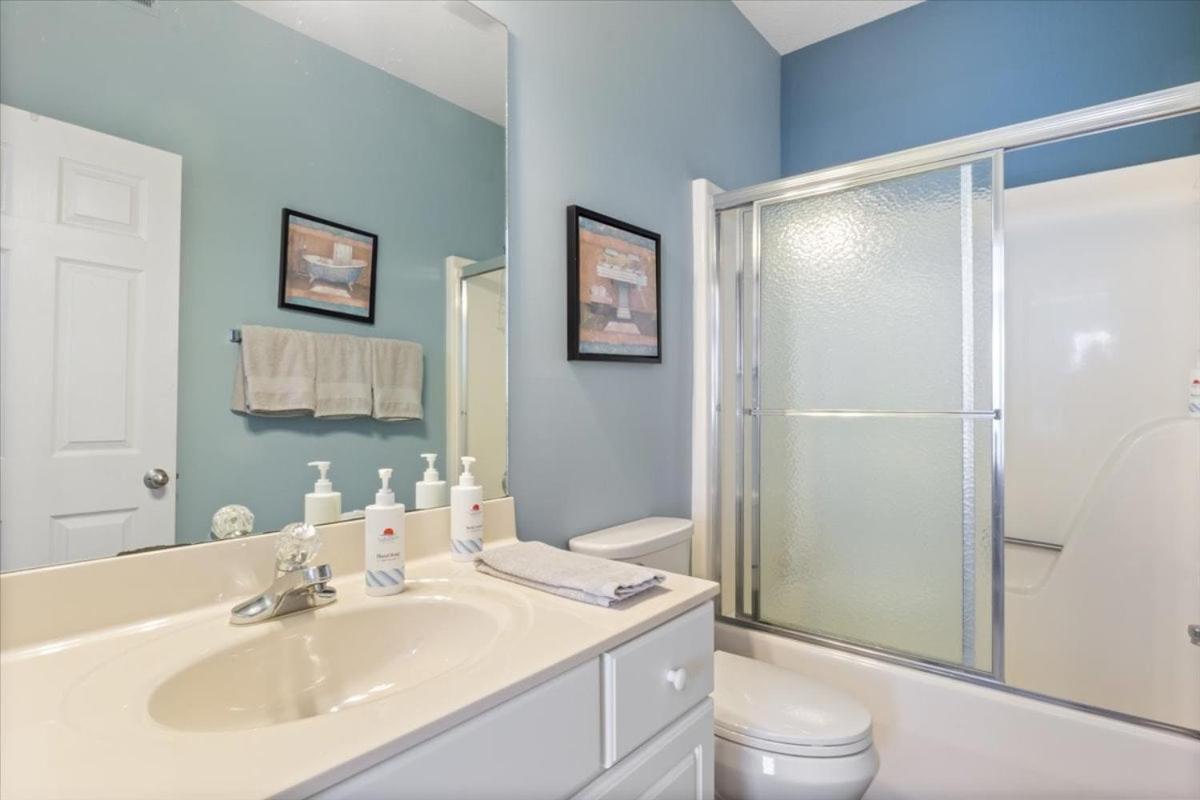 Lakefront 1st-Floor Condo, Screened Patio, Pools & Courts