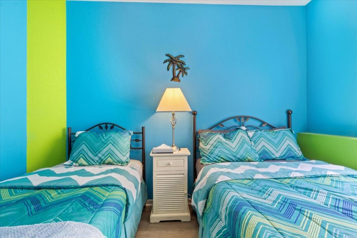 Lakefront 1st-Floor Condo, Screened Patio, Pools & Courts