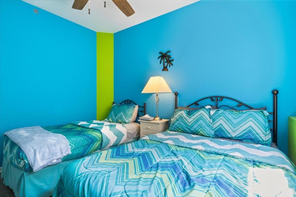 Lakefront 1st-Floor Condo, Screened Patio, Pools & Courts