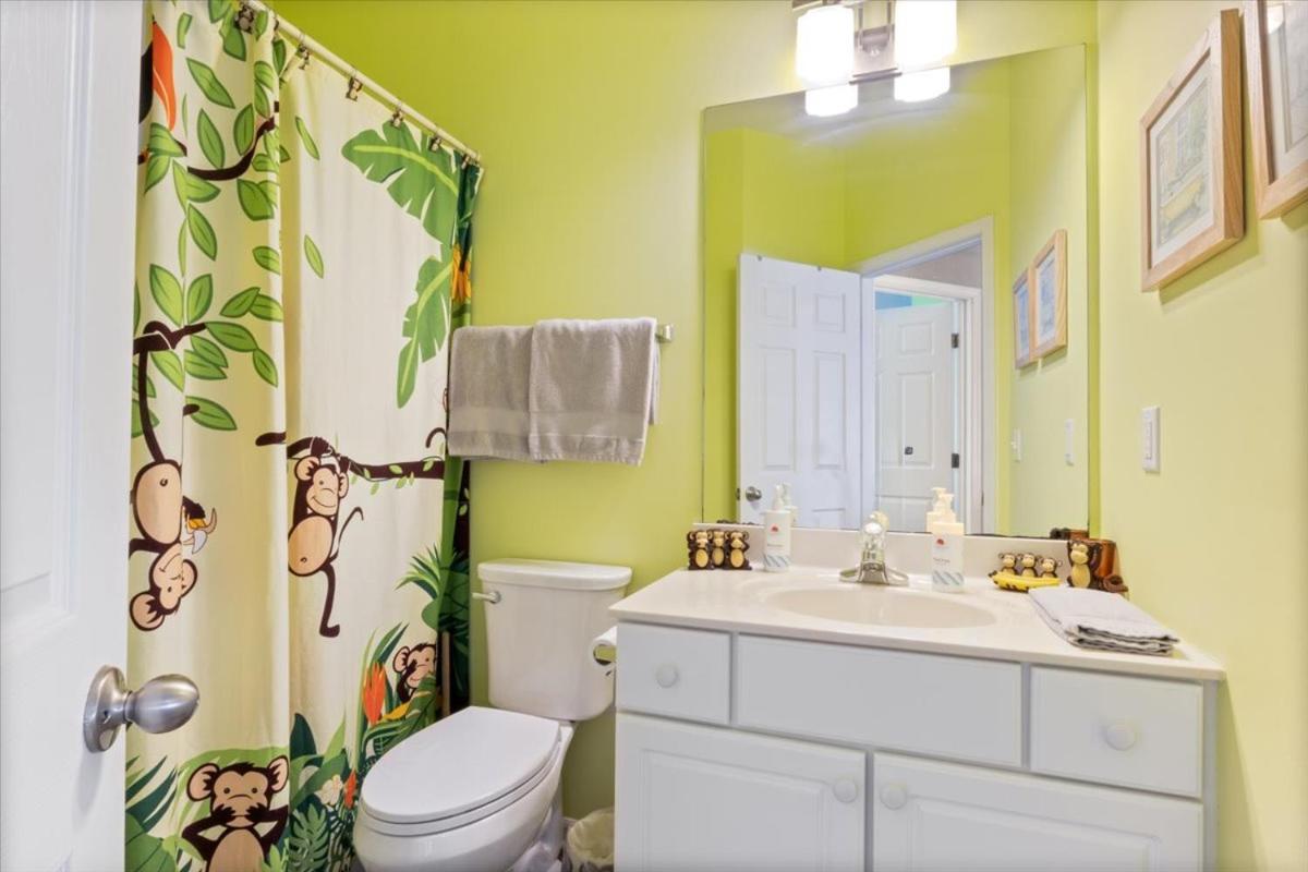 Lakefront 1st-Floor Condo, Screened Patio, Pools & Courts