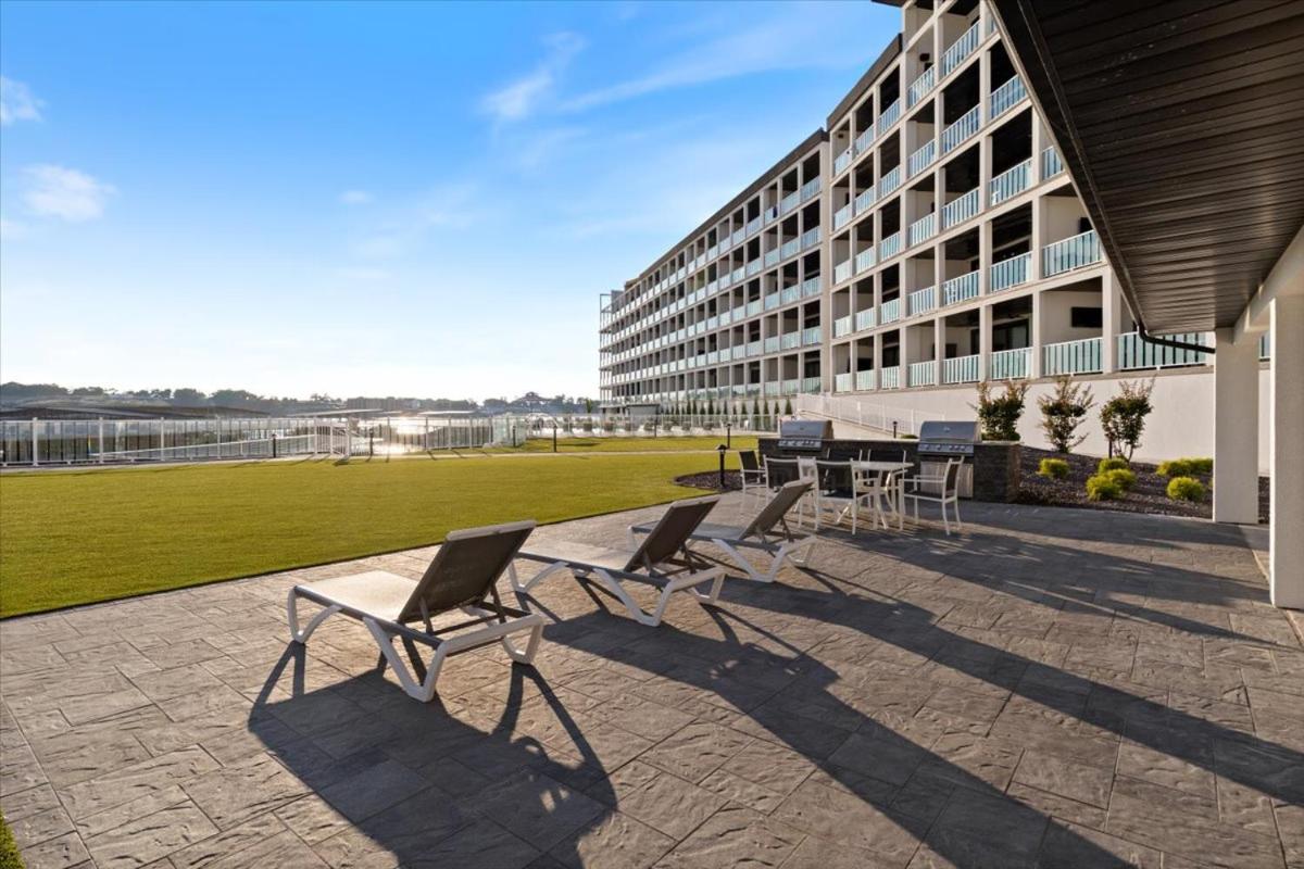 Lakefront Topsider Condo w/ Boat Slip, 2 Pools & Large Deck