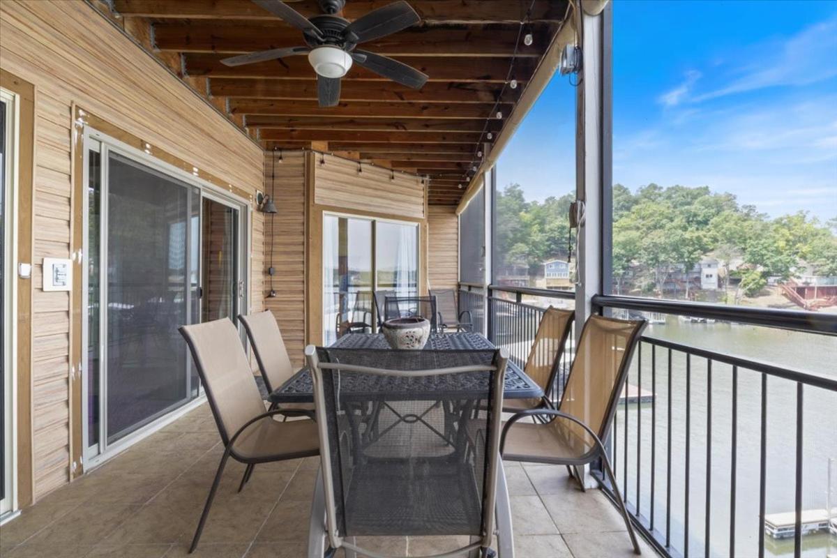 Lakefront 1st-Floor Condo, Screened Patio, Pools & Courts