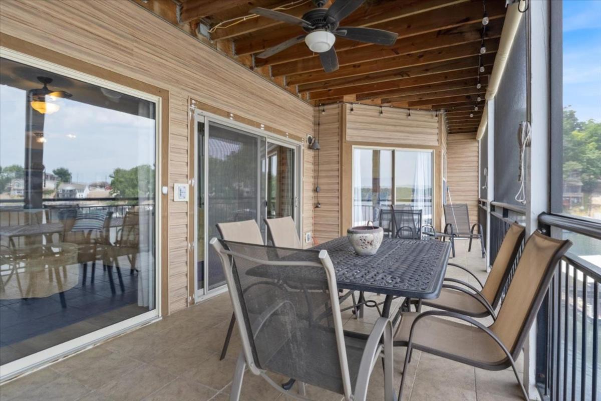 Lakefront 1st-Floor Condo, Screened Patio, Pools & Courts