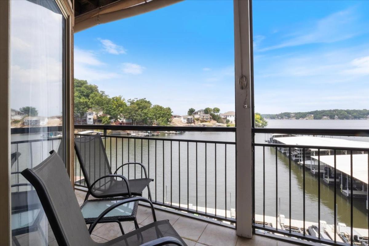 Lakefront 1st-Floor Condo, Screened Patio, Pools & Courts