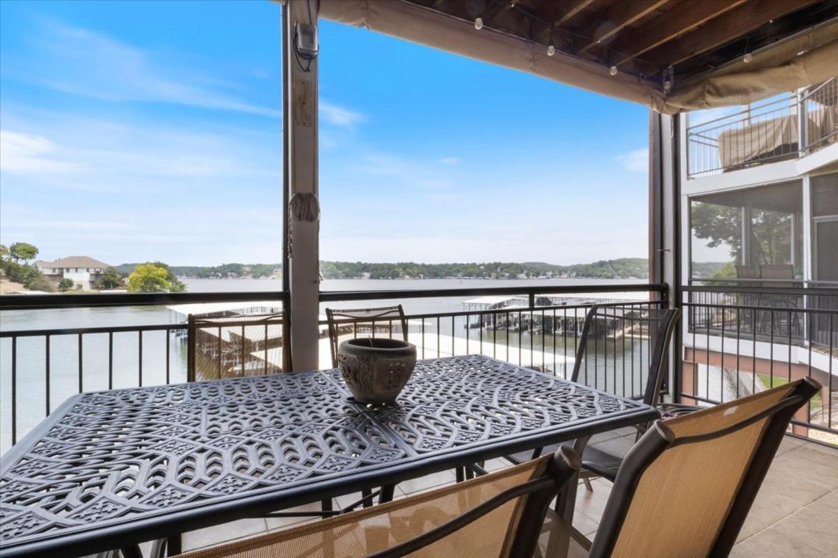 Lakefront 1st-Floor Condo, Screened Patio, Pools & Courts