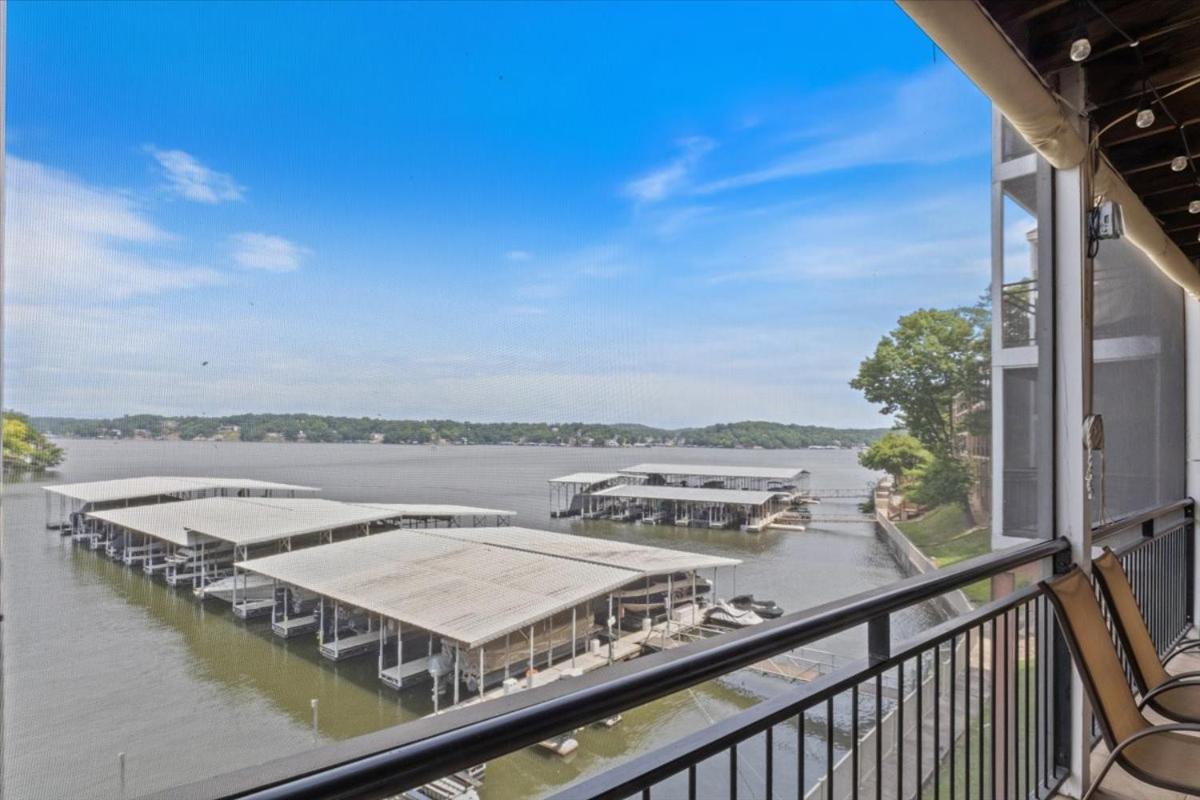 Lakefront 1st-Floor Condo, Screened Patio, Pools & Courts